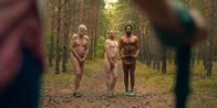 neoriginal: Doppelhaushälfte – Andis Vater Ingo (Christian Pätzold), Andi (Milan Peschel) und Theo (Benito Bause) sammeln nackt Pilze im Brandenburger Wald.