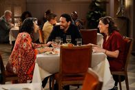 Call Me Kat – ? (v.l.n.r.) Mary (Rose Abdoo); Oscar (Christopher Rivas); Kat (Mayim Bialik)