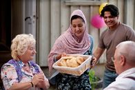 Krauses Glück – Djamila (Elmira Rafizadeh) serviert selbst gebackenes Fladenbrot für Elsa (Carmen-Maja Antoni), Achmed (Hussein Eliraqi) und Krause (Host Krause).