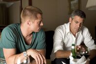 Ocean's Twelve – Danny Ocean (George Clooney, r.) und Rusty Ryan (Brad Pitt, l.) planen das ganz großes Ding ...