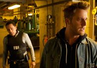 Limitless – Ist gewillt, Piper und Sands zu finden. Doch wird Brian (Jake McDorman, r.) zusammen mit Boyle (Hill Harper, l.) wirklich Erfolg haben?