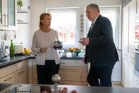 Der Staatsanwalt – Oberstaatsanwalt Bernd Reuther (Rainer Hunold) befragt die Nachbarin Gudrun Fellbeck (Gaby Dohm) zu ihrem Haushaltshelfer.