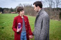 Sturm der Liebe – Julian (Tim Borys, r.) ist verunsichert, weil Eleni (Dorothée Neff, l.) nicht seine Nähe gesucht hat.