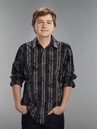 Two and a Half Men – (9. Staffel) - Der etwas begriffsstutzige Jake Harper (August T. Jones) liebt das Essen und Fernsehen ...