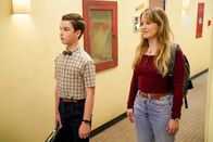 Young Sheldon – Sheldon Cooper (Iain Armitage, l.); Sam (Taylor Spreitler, r.)