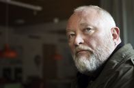Cry Wolf – Im Jugendamt wird Lars (Bjarne Henriksen) beauftragt, den Fall der Geschwister Holly und Theo zu untersuchen.