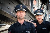 Notruf Hafenkante – Mattes (Matthias Schloo, l.) und Melanie (Sanna Englund, r.) beobachten den Schauspieler Tim Schneider, der aus einer Demonstration gegen Atomtransporte eine PR-Aktion macht.