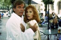 Hart aber herzlich - Operation Jennifer – Kurz nach ihrer Ankunft in München wird Jennifer (Stefanie Powers, r.) auf offener Straße überfallen, doch ihr Mann Jonathan (Robert Wagner, l.) kann den Angreifer in letzter Sekunde vertreiben ...