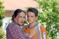 Die Rosenheim-Cops – Sie haben ein Geheimnis, dass mit dem Mord zu tun hat, aber Edith Kranzberg (Ursula Maria Burkhart) beschwört ihren Sohn Martin (Tommy Schwimmer) nichts zu verraten.