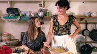 Zu Tisch ... – Zu Tisch Cordoba – Spanien Uma und Camila backen Feigenkuchen. Copyright: SRF/Berlin Producers Media/Michael Dreyer