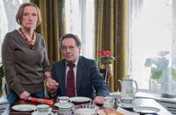 Weissensee – Hochzeitstag von Marlene (Ruth Reinecke, l.) und Hans Kupfer (Uwe Kockisch, r.). Marlene geht es gesundheitlich nicht gut, sei nimmt heimlich Tabletten.