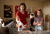 Young Sheldon – Sheldon (Iain Armitage, l.); Mary (Zoe Perry, r.)
