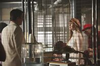 Castle – L-R: Castle (Nathan Fillion) fragt sich, warum seine Tochter Alexis (Molly C. Quinn) ausgerechnet das bauchfreie Oberteil als 70er-Jahre-Look auswählen musste. Schließlich gab es damals doch auch hübsche Folklore-Blusen ...