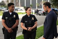The Rookie – Chen (Melissa O´Neil, M.) und West (Titus Makin Jr., l.) sind offiziell keine Rookies mehr. An ihrem ersten Tag als vollwertige Polizisten hat Detective Caradine (Kamar de los Reyes, r.) einen Auftrag für die beiden. Doch der ist nicht so aufregend, wie erhofft.