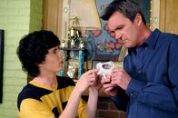 The Middle – Axl (Charlie McDermott, l.) und Mike (Neil Flynn, r.) haben nur wenig Sinn für Frankies Enthusiasmus für die königliche Hochzeit von William und Kate ...