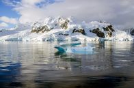 Planet im Wandel – Schneebedeckte Berge im Eismeer