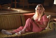Scream Queens – Kein Geld, ein schlechter Ruf und nur Chanel und Chanel #5 als Freunde. Das Leben von Chanel #3 (Billie Lourd) ist alles andere als gut - bis Cathy Munsch bei ihnen anklopft ...
