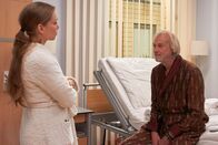 In aller Freundschaft – Die beiden unterschiedlichen Nachbarn Willy Kröger (Siemen Rühaak) und Tina Rautenberg (Sina Martens) sind nach einem handgreiflichen Streit zusammen in die Sachsenklinik eingeliefert worden. Nun versucht Willy sich zu entschuldigen, doch eigentlich erwartet er von Tina, dass sie auf ihn zugeht. Willy hält sein Leben für richtig, und zwar nur seins, alle anderen laufen irgendwie in die falsche Richtung. Doch mit Tina scheint er seine Meisterin gefunden zu haben. Sie hält nämlich Willys Lebensform für untauglich.