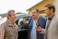 Die Rosenheim-Cops – Dass Wolfgang Pause (Titus Horst, l.) Gelder veruntreut hat, können Korbinian Hofer (Joseph Hannesschläger, m.) und Sven Hansen (Igor Jeftic, r.) nachweisen.