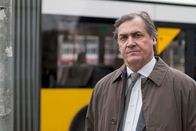 Huck – Ein Mineralwasserbrunnen ist vergiftet worden - Kommissar Bleyle (Michel Kleiber) will nicht, dass Huck sich in seine Ermittlungen einmischt.