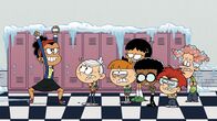 Willkommen bei den Louds – v.li.: Principal Ramirez, Lincoln, Liam, Stella, Clyde, Zach, Rusty
