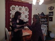 Der Katzenflüsterer – Megan and Kelly with Meki in the dining room.