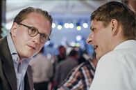 Village X – Nicht alle Sorben sind von Jan-Henriks (li.) Vorhaben begeistert. Wie kann er sie überzeugen?