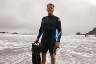 Gordon Ramsay: Kulinarische Abenteuer – Hawaii - Gordon Ramsay on a beach in Hawaii after snorkeling for spiky sea urchins and shellfish.