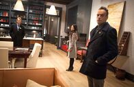 Elementary – Obwohl Holmes (Jonny Lee Miller, r.), Watson (Lucy Liu, M.) und Captain Gregson (Aidan Quinn, l.) sicher sind, dass Del Gruner der Gesuchte ist, weisen alle verwertbaren Spuren auf einen anderen Verdächtigen - der ist allerdings tot ...