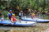 Verrückt nach Meer – Daniela Wolpert und Dennis Rowlin sitzen in Rafting Booten bei ihrem Ausflug in Costa Rica. Weiteres Bildmaterial finden Sie unter www.br-foto.de.