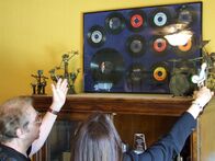 Abgründe - Unfassbare Verbrechen – Hal shows Aphrodite memorabilia from different records he worked on with Phil Spector.