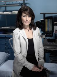 Dr. House – (4. Staffel) - Dr. Lisa Cuddy (Lisa Edelstein) ist die Leiterin des Princeton Plainsboro Teaching Hospital und die direkte Vorgesetzte von Dr. House.