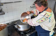 Küchen der Welt – Marseille hat nicht nur Fisch und Meeresfrüchte zu bieten: Delphine Roux bereitet Schafsfüße und kleine Pakete aus Schafsmagen für das regionale Gericht Pieds Paquets zu.