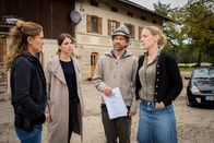 SOKO München – Katharina Hahn (Bianca Hein, 2.v.l.) und Toni Bischoff (Amanda da Gloria, l.) wittern eine Verbindung zwischen Joe Raininger (Andreas Nickl, 2.v.r.) und Bettina Raininger (Eva Meier, r.).