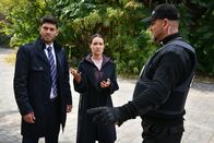 Alles oder Nichts – Können Tarek (Varol Sahin, l.) und Melissa (Sarah Maria Besgen, M.) den Abriss noch rechtzeitig verhindern?