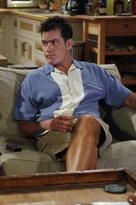 Two and a Half Men – Kann sein Glück kaum fassen: Charlie (Charlie Sheen) ...