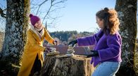 Sturm der Liebe – Ana (Soluna-Delta Kokol, r.) und Katja (Isabell Stern, l.) stellen fest, dass sie sich sympathisch sind.