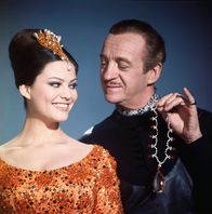 Der rosarote Panther – Sir Charles Lytton mit seiner neuesten Beute, dem Diamant "Der rosarote Panther". Sir Charles Litton (David Niven) und Prinzessin Dala (Claudia Cardinale).