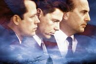 Thirteen Days – ARD THIRTEEN DAYS (thirteen days), USA 2000, Regie Roger Donaldson Uhr im Ersten Präsident John F. Kennedy (Bruce Greenwood), Robert F. Kennedy (Robert Culp, li.) und Kenneth O’Donnell (Kevin Costner, re.) sehen die Nation bedroht.