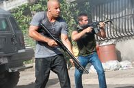 Fast & Furious Five – Der ehemalige FBI Beamte Brian O'Conner (Paul Walker, r.) und der professionelle Verbrecher Dominic Toretto (Vin Diesel, l.) kämpfen sich durch Rio De Janeiro ...