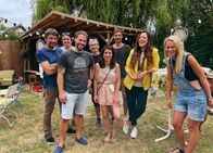 Kleine Bühne, große Chance – Moderatorin Jasmin Wagner einen „akustischen Flohmarkt“ bei Sarah und die Swing Herr’n in Kaiserslautern.