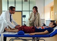 Sprung ins Leben – MDR Fernsehen SPRUNG INS LEBEN Uhr. Katharina (Simone Thomalla) will für ihren gelähmten Sohn Sebastian (Lucas Reiber, re.) die bestmögliche Therapie, doch Dr. Thomas Hopenberg (Matthias Freihof) kann keine Wunder vollbringen.