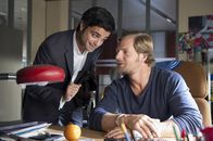 Der letzte Bulle – Wer hat den knackigeren Po? Mick (Henning Baum, r.) oder Andreas (Maximilian Grill, l.)? Für Strippclubchefin Beate Kampmann eine klare Sache ...; Wer hat den knackigeren Po? Mick (Henning Baum, r.) oder Andreas (Maximilian Grill, l.)? Für Strippclubchefin Beate Kampmann eine klare Sache ...