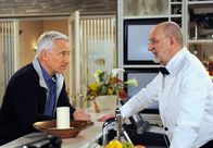 Rote Rosen – ARD ROTE ROSEN FOLGE 1500 Uhr im ERSTEN. Thomas (Gerry Hungbauer, l.) und Alfred (Rolf Nagel, r.) glauben an Torbens Unschuld und nehmen es Naomi übel, dass sie scheinbar zu Lorenzo steht.