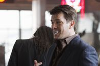 Castle – Nachdem ein junger Mann tot mit einem Holzpflock im Herz auf einem Friedhof gefunden wurde, ermittelt Richard Castle (Nathan Fillion) in Vampir-Kreisen ...