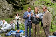 Die Rosenheim-Cops – Tod beim Geocaching: Die Rosenheimer Ermittler Hansen (Igor Jeftic, 2.v.l.), Hartl (Michael A. Grimm, r.), Mohr (Max Müller, 2.v.r.) und Dr. Eckstein (Petra Einhoff, l.) haben es mit einem raffinierten Fall zu tun.