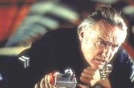 Speed – Howard Payne (Dennis Hopper) installiert in einem öffentlichen Bus eine Bombe ...