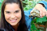 Anna und die Haustiere – Die kleine Landschildkröte fühlt sich wohl in Annas Hand. Weiteres Bildmaterial finden Sie unter www.br-foto.de.
