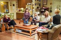 Mom – (v.l.n.r.) Tammy (Kristen Johnston); Wendy (Beth Hall); Marjorie (Mimi Kennedy); Bonnie (Allison Janney); Jill (Jaime Pressly)