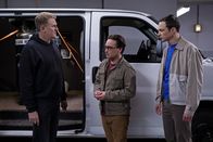 The Big Bang Theory – Sheldon (Jim Parsons, r.) und Leonard (Johnny Galecki, M.) müssen irgendwie an Helium rankommen, um ihre Superfluid-Helium-Theorie zu beweisen, bevor es ein Team von schwedischen Wissenschaftlern tut. In ihrer Not wenden sich die Freunde an den Schwarzmarkt-Händler Kenny (Michael Rappaport, l.) ...